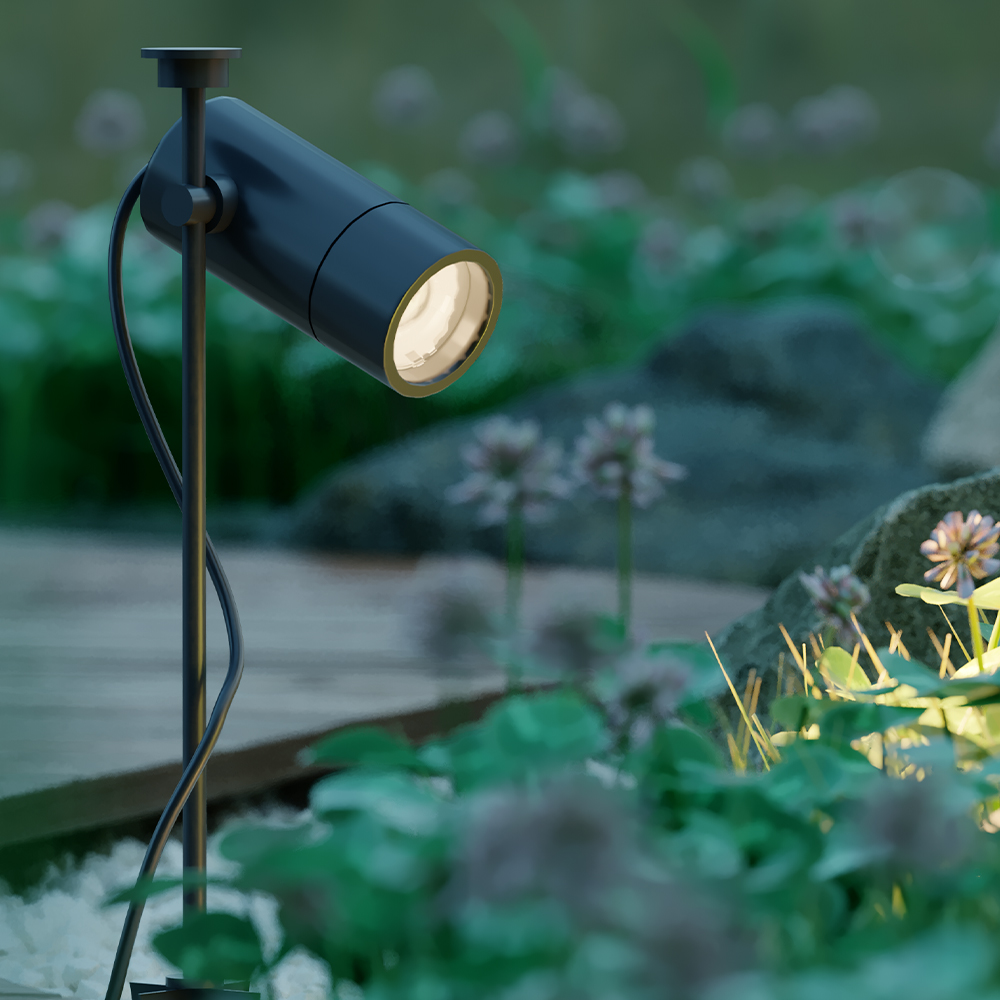 در تصویر یک فضای محیط بیرونی با گیاهان است که با نور معمارانه تولیپس که توسط الورا طراحی شده روشن شده است.